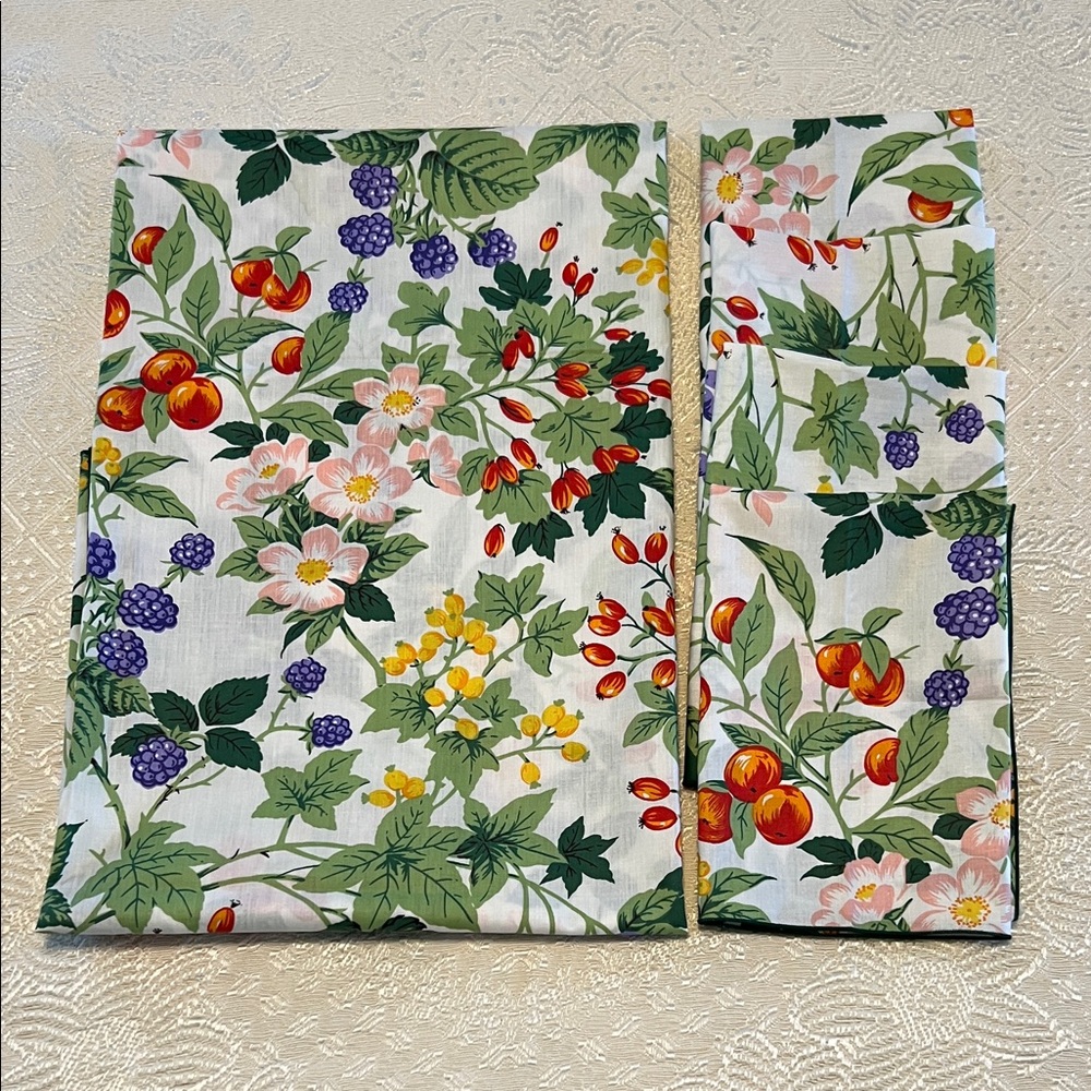 Floral Tablecloth and 4 Matching Cloth Napkins, Set of 5